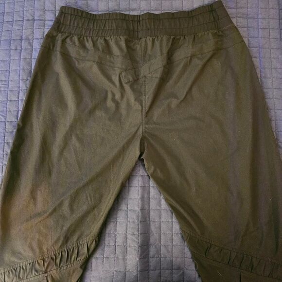 Lululemon Women's Black Athletic Pants - Picture 4 of 5